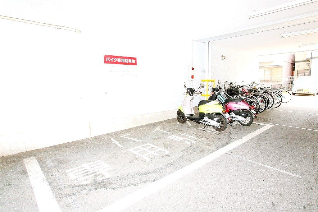 駐車場　バイク置き場（50ccのみ）