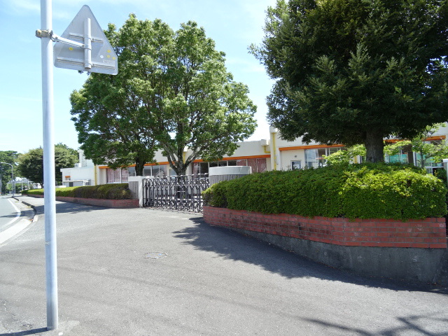 幼稚園・保育園　新居保育園（幼稚園・保育園）まで365m
