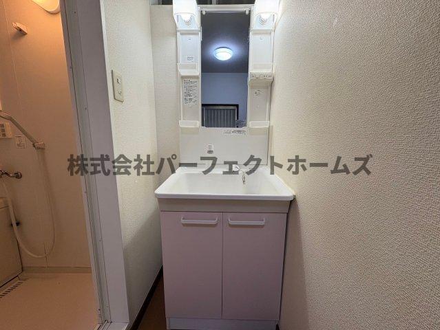 洗面設備　独立洗面化粧台が付いています