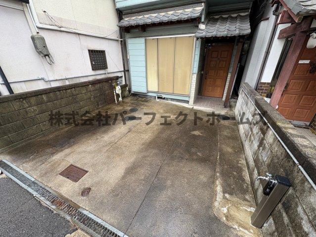 駐車場　駐車場があるので、車を買う予定の方も安心です