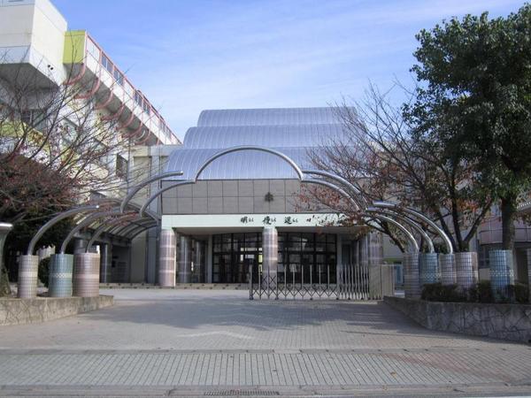 中学校　久留米市立高牟礼中学校（中学校）まで994m