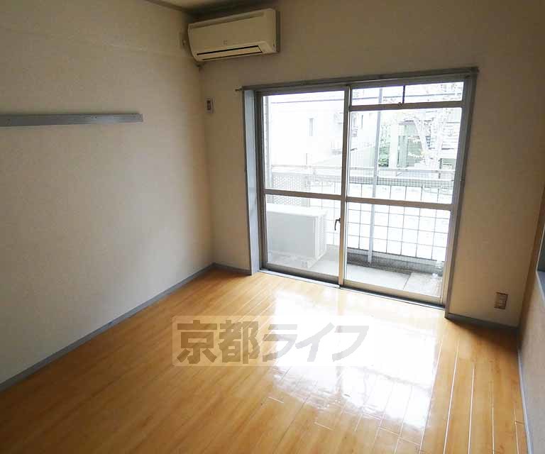 居室・リビング　落ち着いた雰囲気のお部屋です