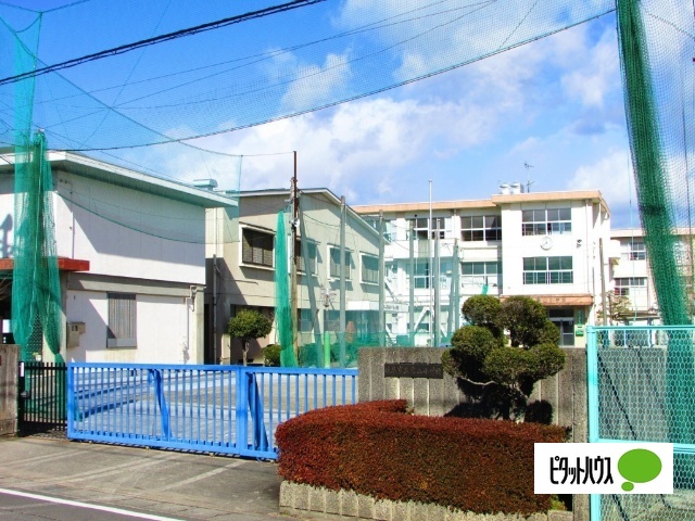 小学校　岐阜市立鷺山小学校（小学校）まで348m