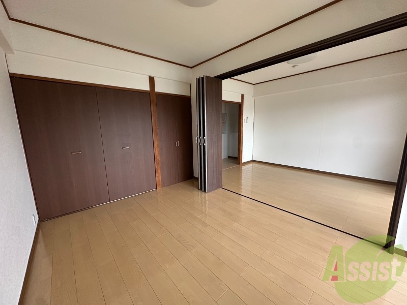 その他部屋・スペース　６帖の寝室部はリビングと仕切ることも出来ます。