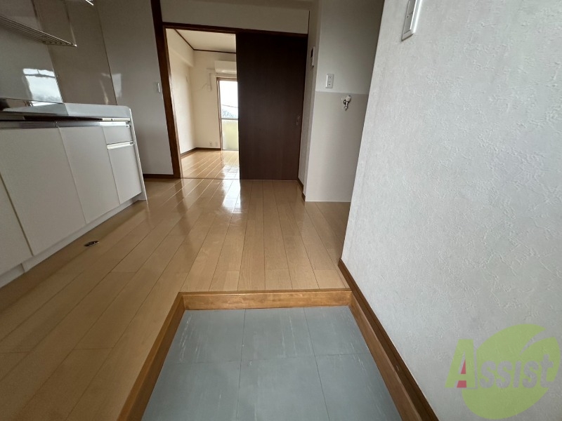 玄関　玄関を入りキッチンを抜けるとリビングルームです。
