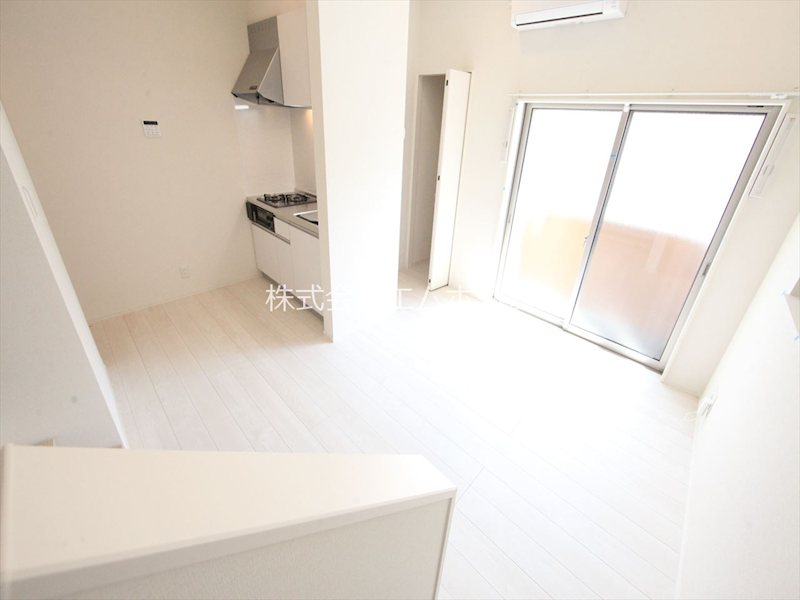 居室・リビング　ＬＤＫ8帖　システムキッチン　エアコン完備　バルコニー