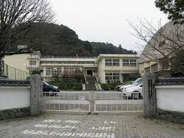 中学校　大洲市立大洲南中学校（中学校）まで825m