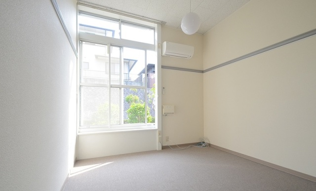 居室・リビング　同物件、別号室のものです。