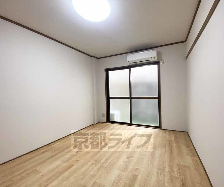 居室・リビング　落ち着いた雰囲気のお部屋です