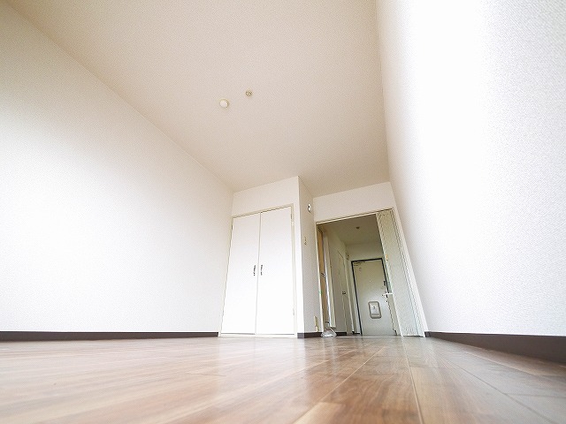 その他部屋・スペース　落ち着いた色調の寝室です