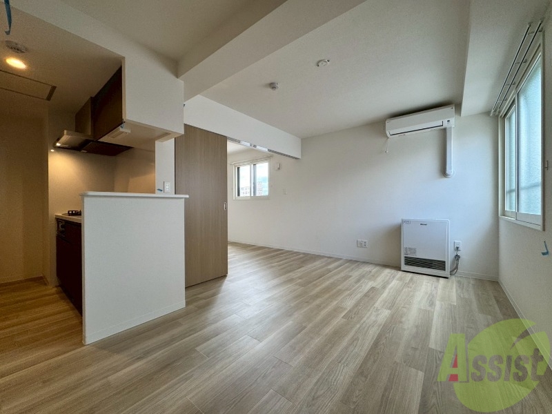 居室・リビング　木目のフローリングは落ち着きのある印象のお部屋になりますね。