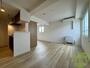 居室・リビング　木目のフローリングは落ち着きのある印象のお部屋になりますね。