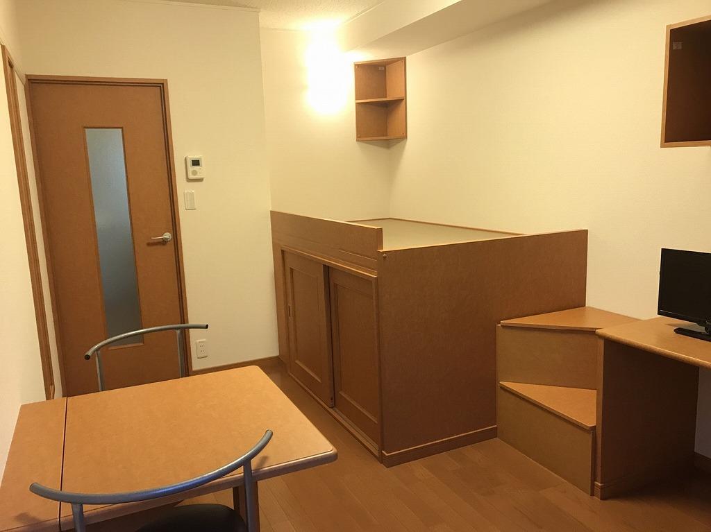 居室・リビング　1F:フローリング　２Ｆ：カーペット