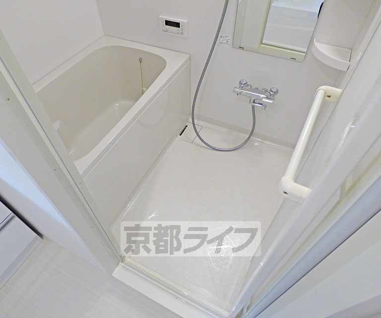 バス・シャワールーム　広々とした浴室です。