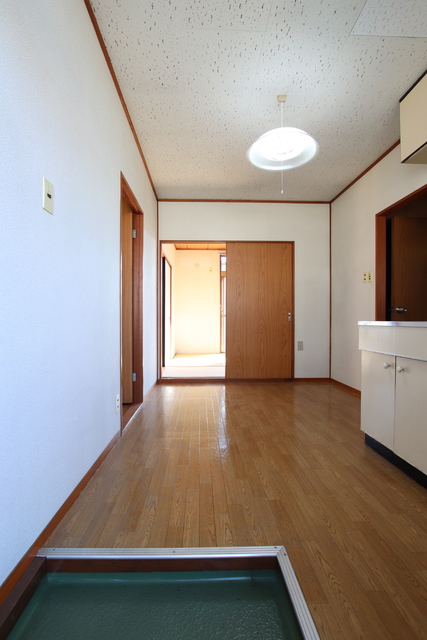 玄関　（照明は設備ではありません）