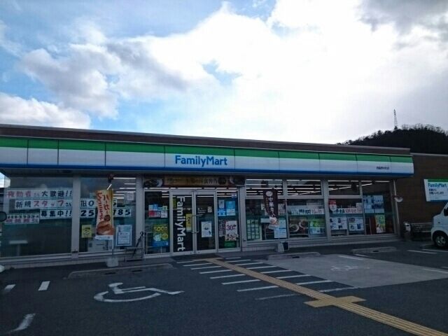 コンビニ　ファミリーマート（コンビニ）まで130m