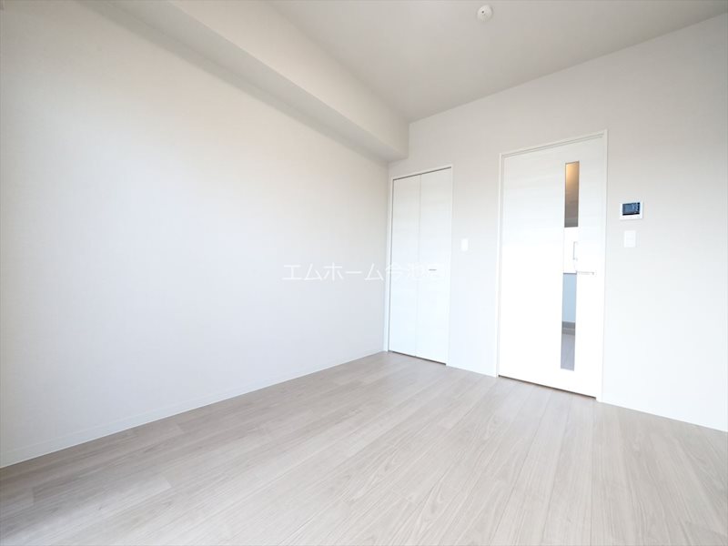 居室・リビング　洋室7.0帖　エアコン付　南向バルコニーに面しています