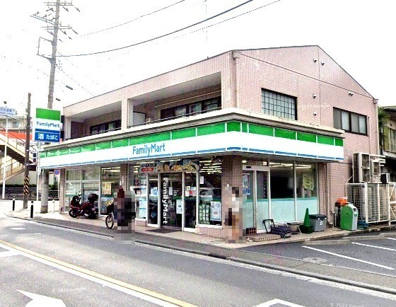 コンビニ　ファミリーマート 西生田店（コンビニ）まで881m