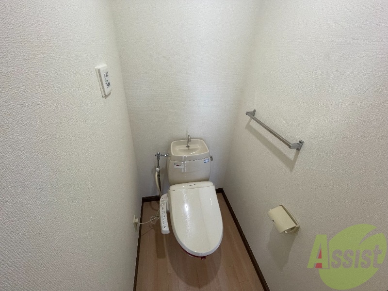 トイレ　温水洗浄便座なので快適に使用できそうですね。