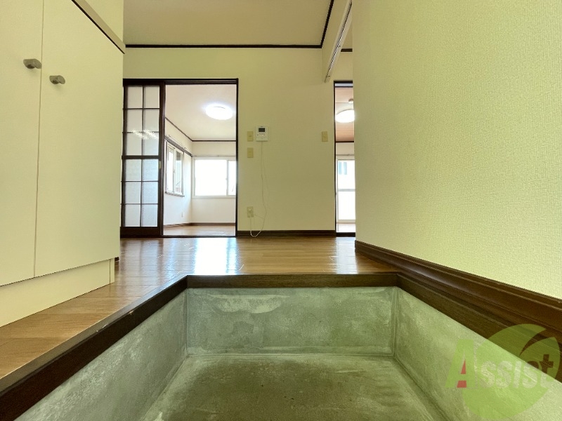 玄関　玄関からの様子です。ＤＫに繋がっています。