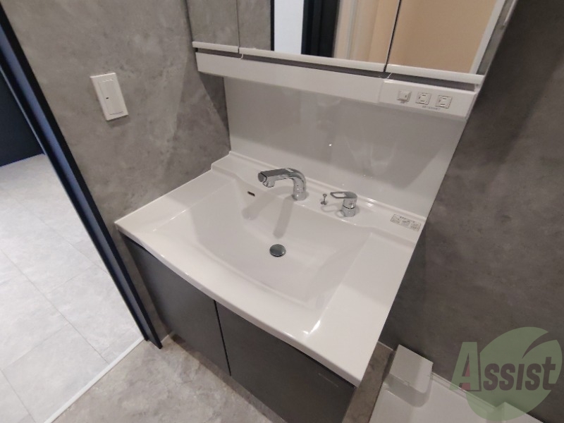 洗面設備　洗面台はシャワーノズルも付いて便利に活用できます