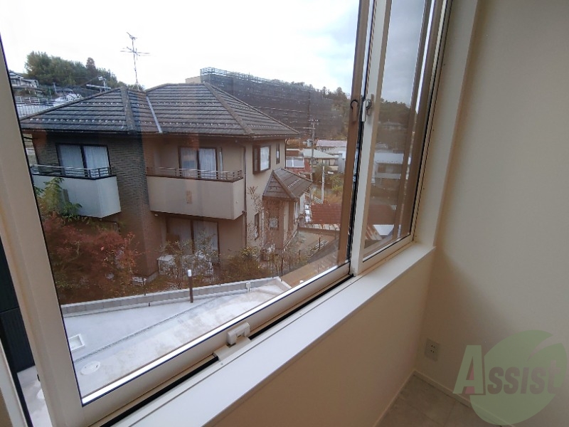 バルコニー　窓からは大きな空が良く見える気持ちのいい景色が見えます。