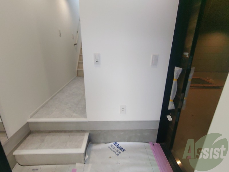 玄関　玄関からの様子です。綺麗なフローリングが広がっています。