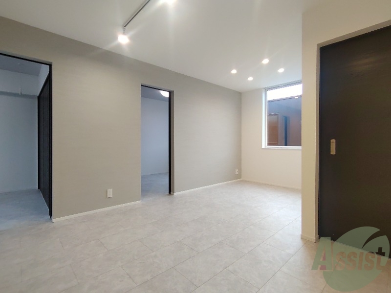 居室・リビング　広くきれいなリビングは明るい光も良く差します。