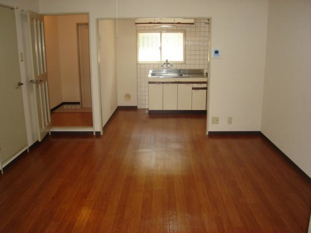 居室・リビング　同物件、別号室のものです。