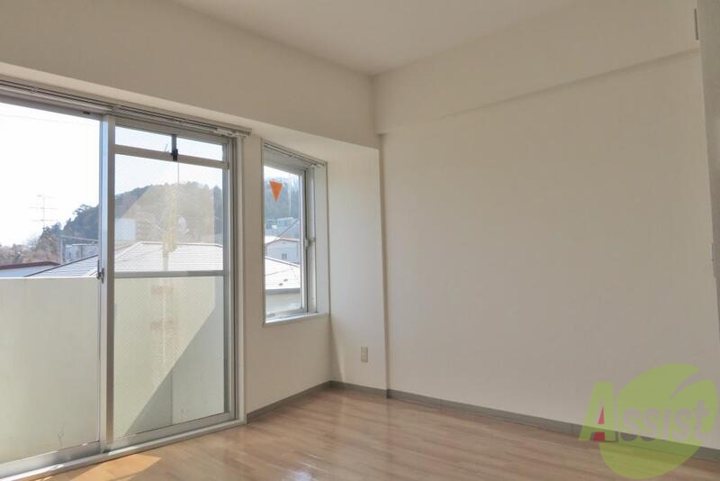 居室・リビング　大きな窓から入る日差しが暖かいお部屋です。