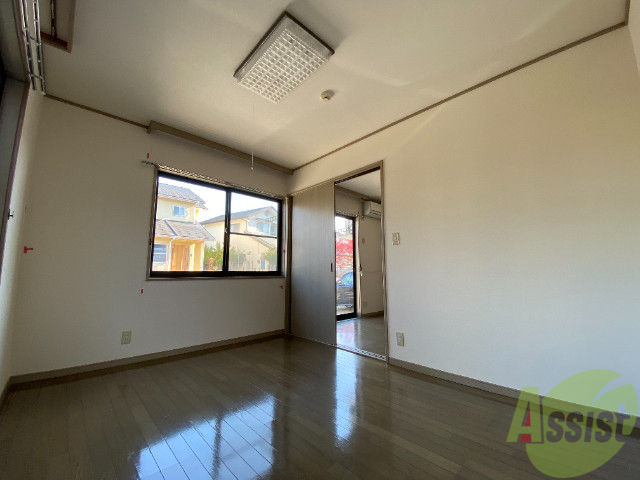 その他部屋・スペース　６帖の寝室は大きな窓のおかげでよく日が差します。