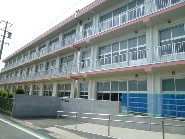 小学校　袋井市立袋井南小学校（小学校）まで878m