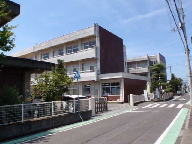 小学校　丸亀市立垂水小学校（小学校）まで650m