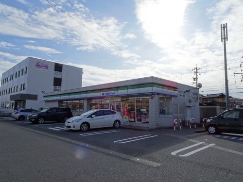 コンビニ　ファミリーマート 富山中川原店（コンビニ）まで250m