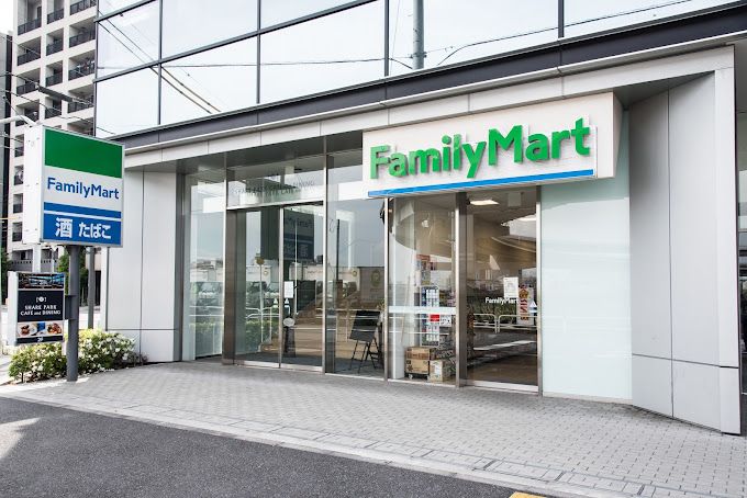 コンビニ　ファミリーマート オンワードベイパークビル店（コンビニ）まで182m