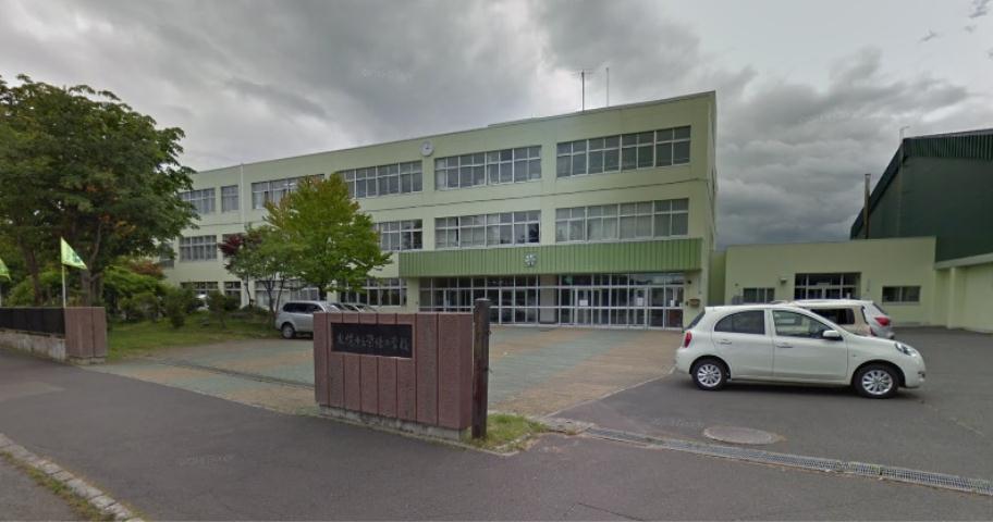 小学校　札幌市立栄緑小学校（小学校）まで586m