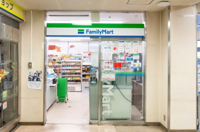 コンビニ　ファミリーマート大阪医大店（コンビニ）まで139m