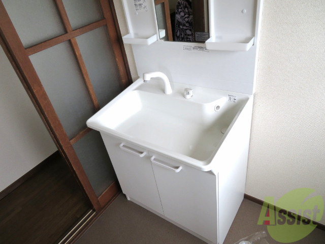 洗面設備　洗面台は新しくなりシャワーも付いております。