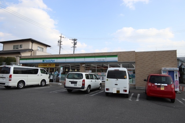 コンビニ　ファミリーマート　守山向台二丁目店（コンビニ）まで200m