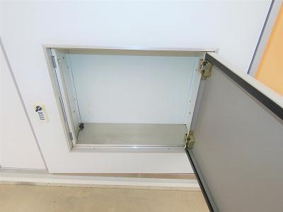 玄関　玄関扉に宅配ボックスあり