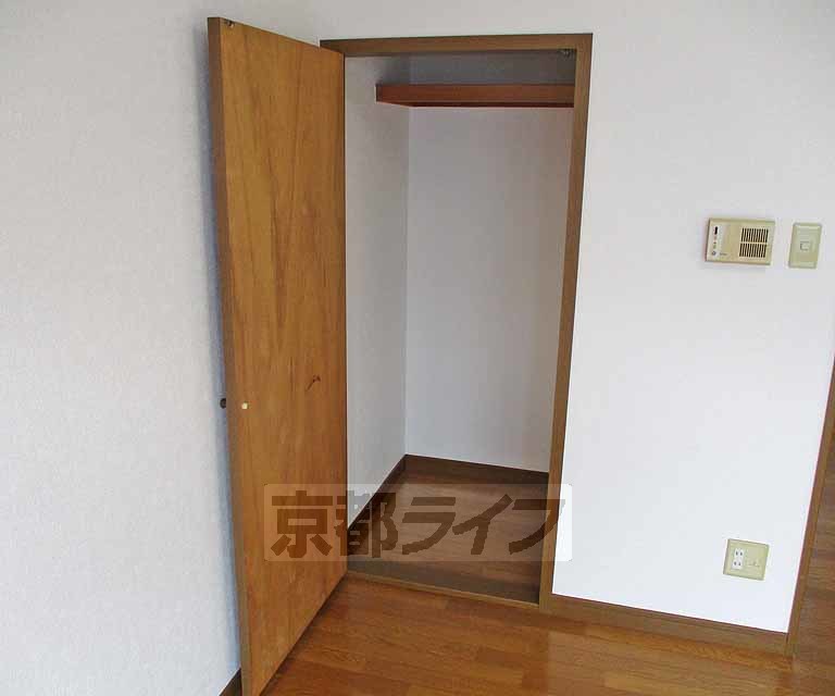 収納　広々とした部屋です。