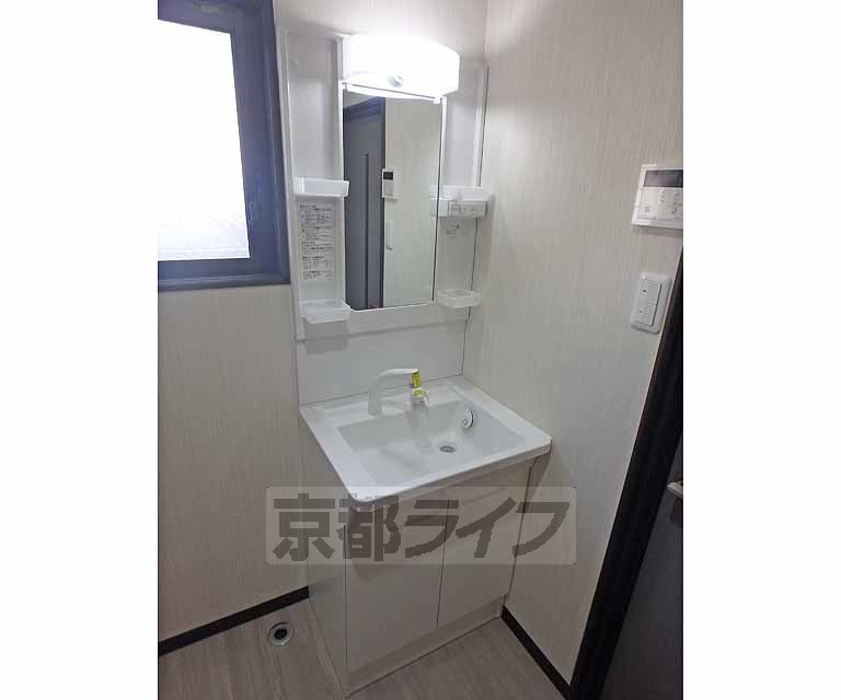 洗面設備　独立シャワー洗面台です。