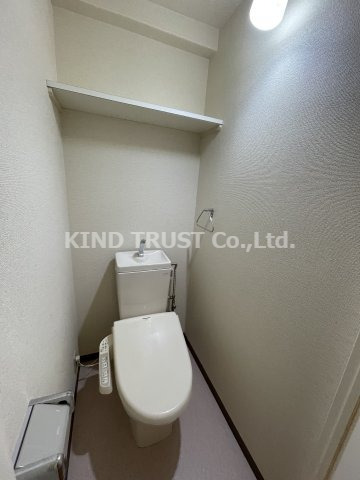 トイレ　落ち着いた色調のトイレです
