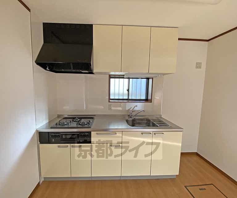 キッチン　収納たっぷりのシステムキッチンです。