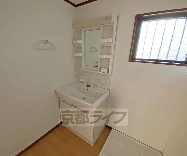 トイレ　独立シャワー洗面台です。