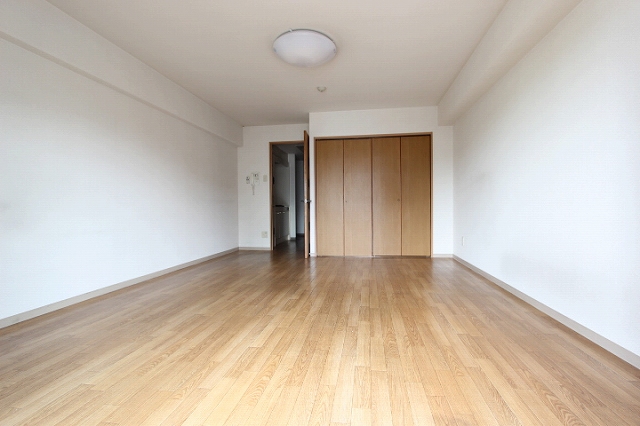 居室・リビング　同物件、別号室のものです。