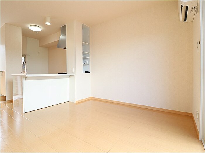 キッチン　リビング全景（別角度）