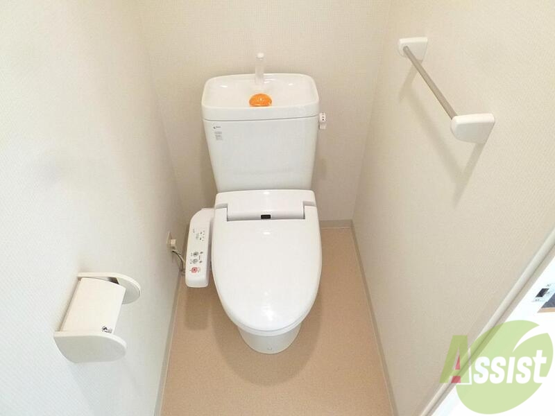 トイレ　お手洗いはウォシュレット機能付きになってます。