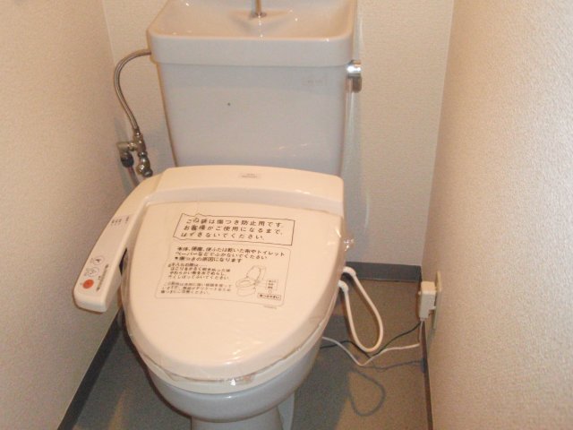 トイレ　同物件別号室の写真です。