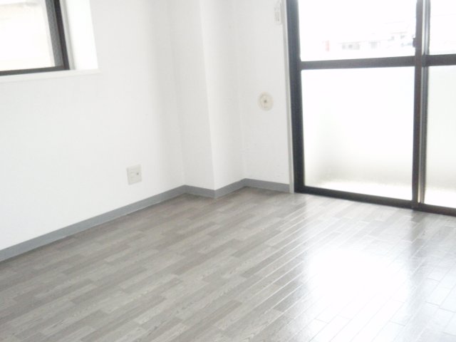 居室・リビング　同物件別号室の写真です。